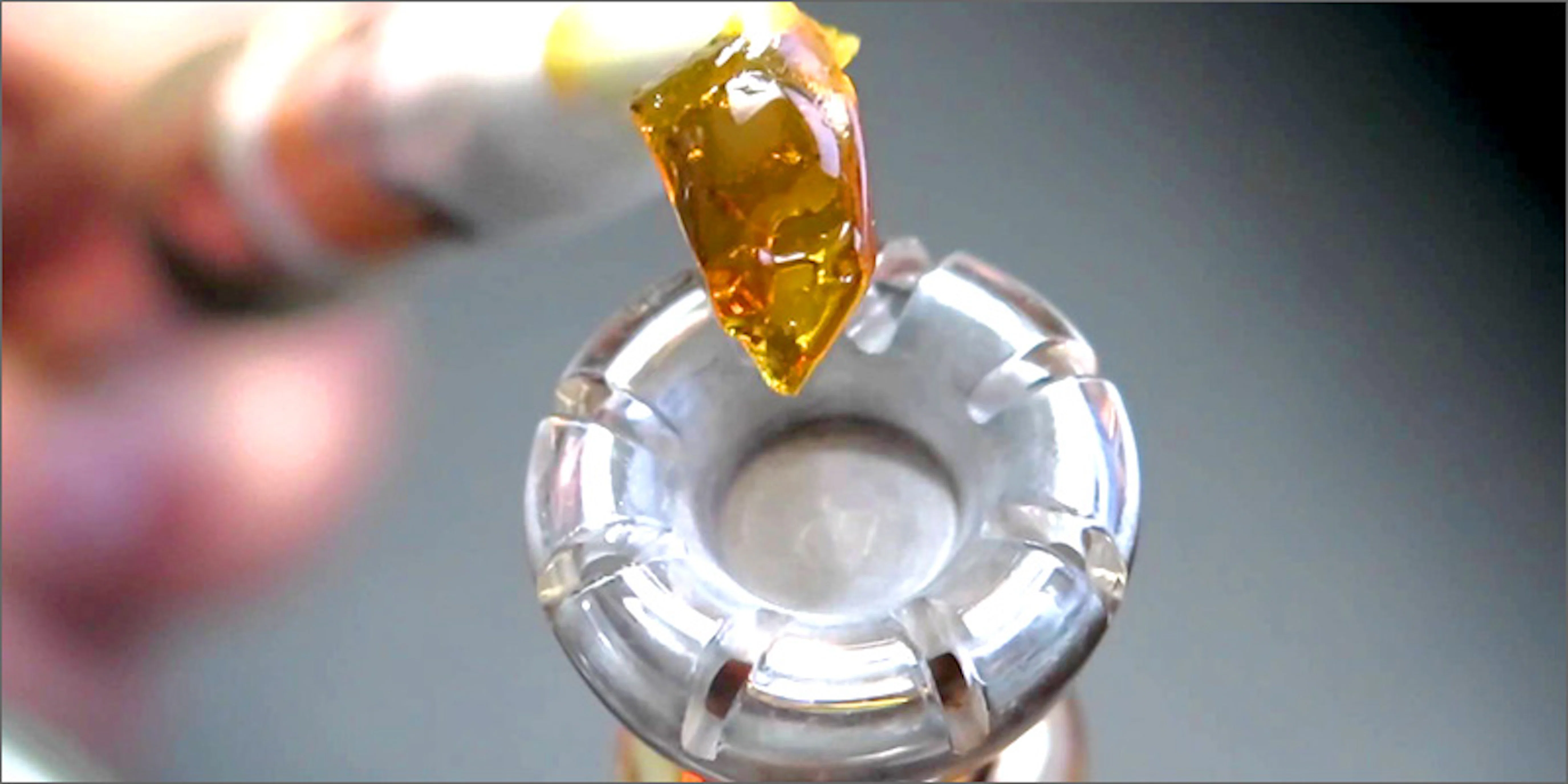 Shatter Using Mograph How To Smoke Shatter (With Or Without A Rig)