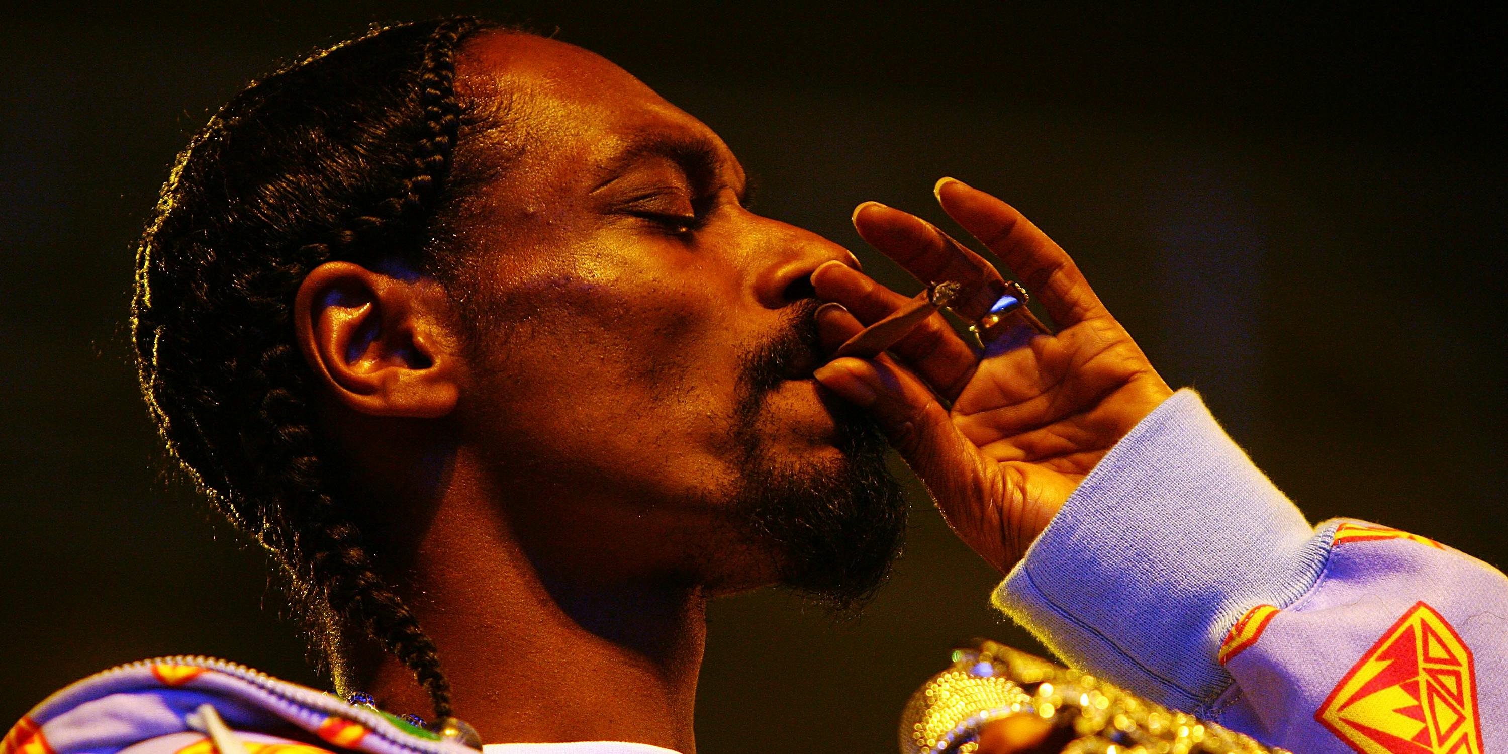 Snoop Dogg uses a Donald Trump ashtray