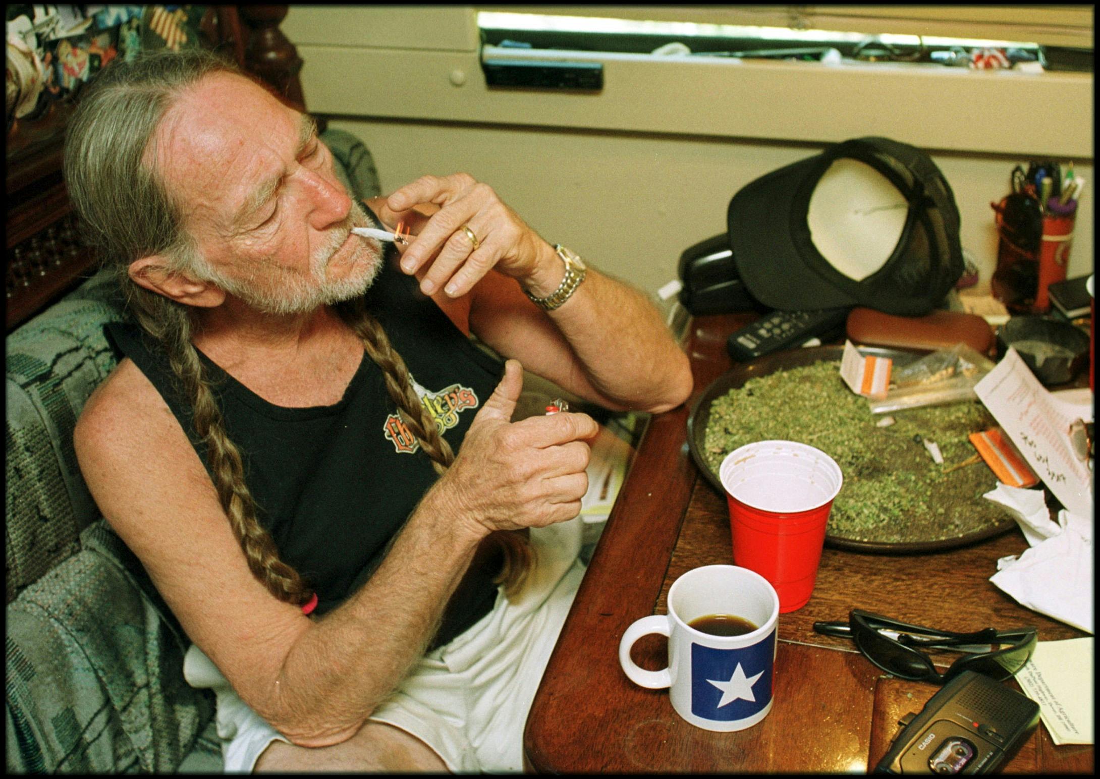 Willie Nelson Introducing the Herb Lovers Equivalent of Big Dick Energy (BDE): Big Doink Energy