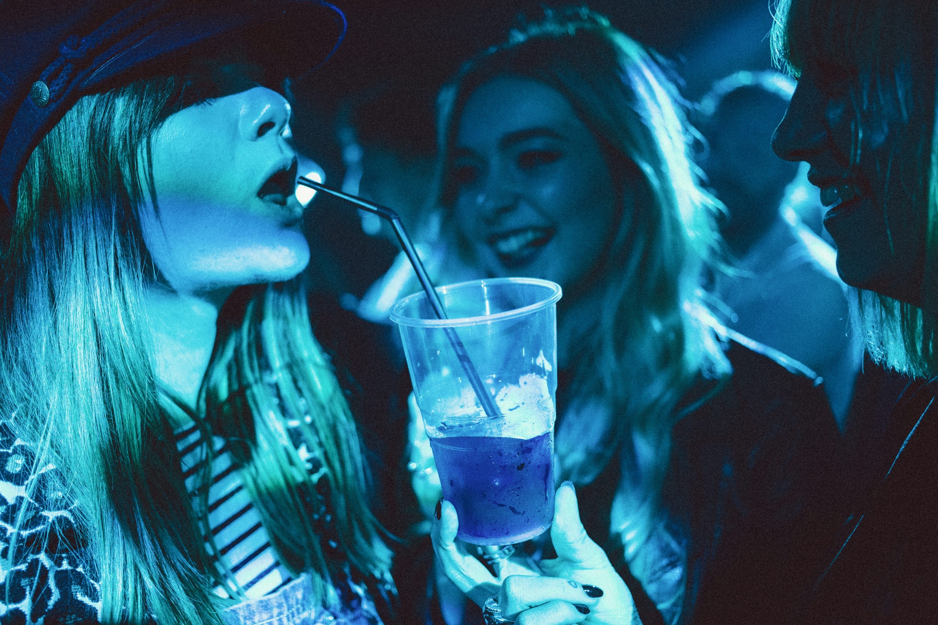 Comparing alcohol and cannabis 2 1 Wiz Khalifa Hot Boxes Dressing Room; Boots Shiggy For Coughing