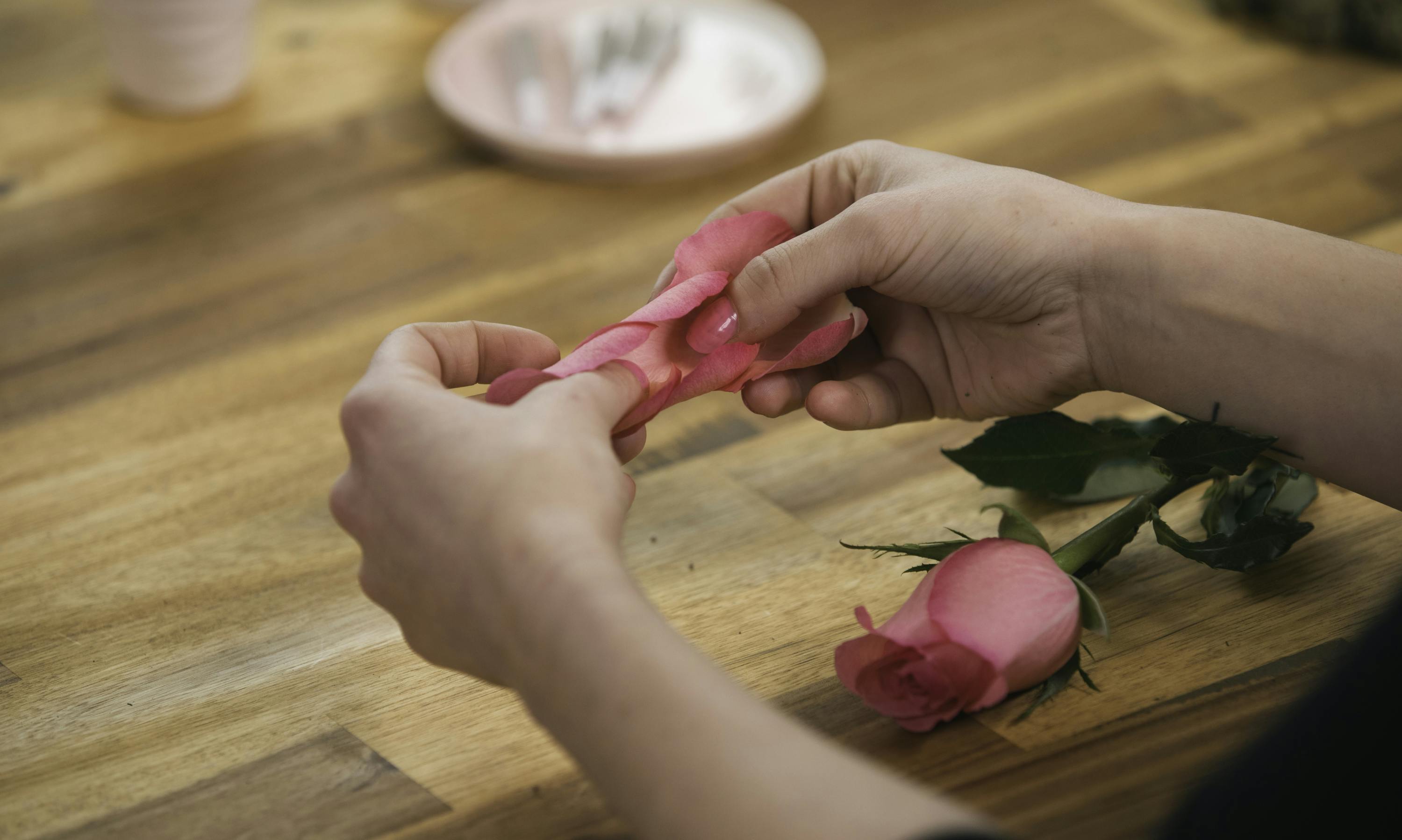 How to Roll a Rose Blunt That is Picture Perfect 04 e1541804007355 Watch Snoop Dogg Smoke A Blunt In Front Of The White House