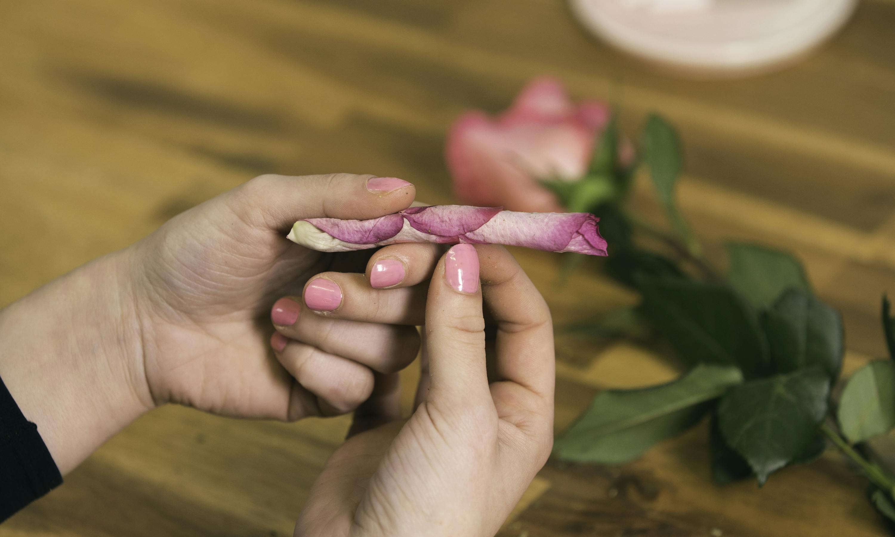 How to Roll a Rose Blunt That is Picture Perfect 05 e1541804443524 Watch Snoop Dogg Smoke A Blunt In Front Of The White House