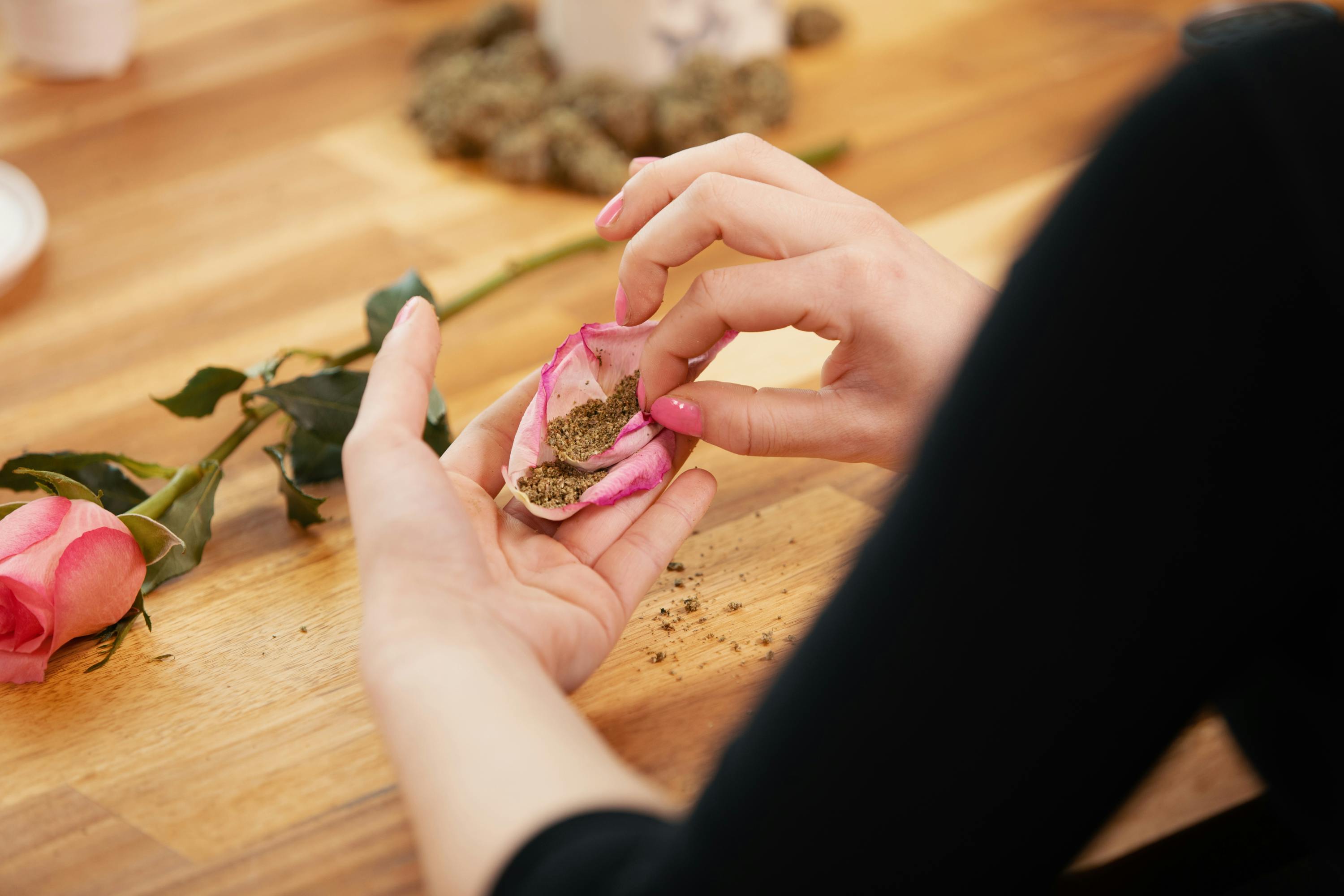 How to Roll a Rose Blunt That is Picture Perfect 10 e1541802254442 Watch Snoop Dogg Smoke A Blunt In Front Of The White House