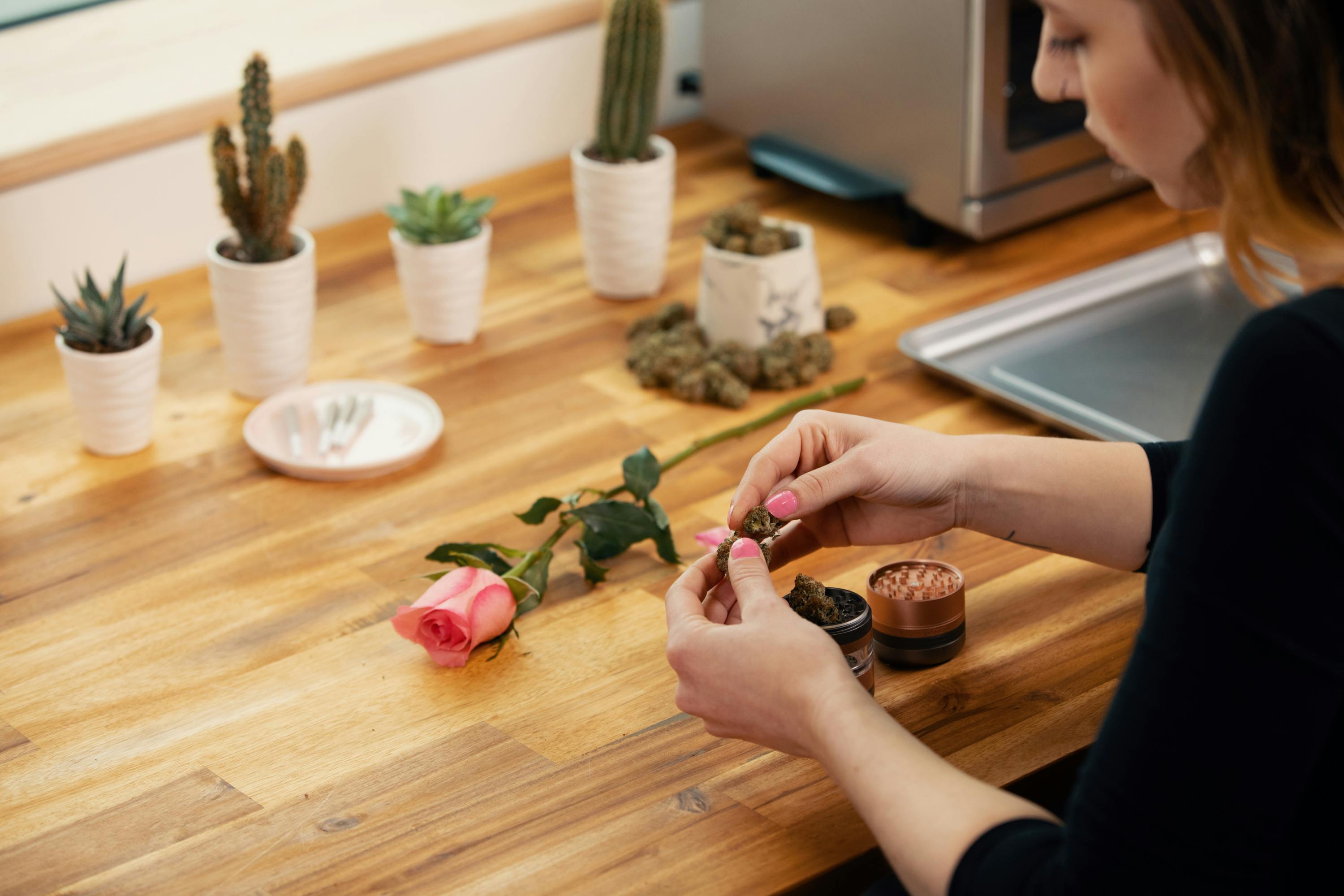 How to Roll a Rose Blunt That is Picture Perfect 9 e1541802735912 Watch Snoop Dogg Smoke A Blunt In Front Of The White House