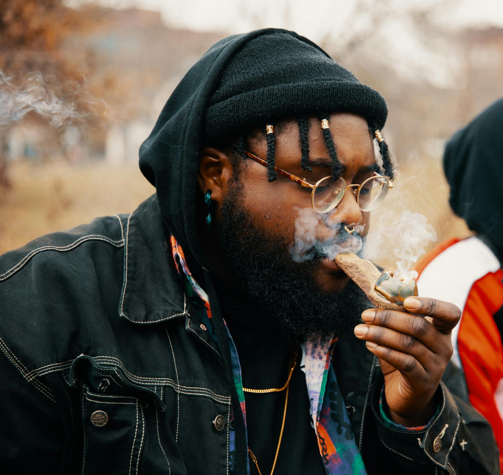 A man and a woman use a pipe after learning how to smoke bubble hash