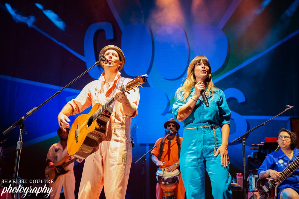 MC Flow and Jason Mraz performing a song about cannabis.