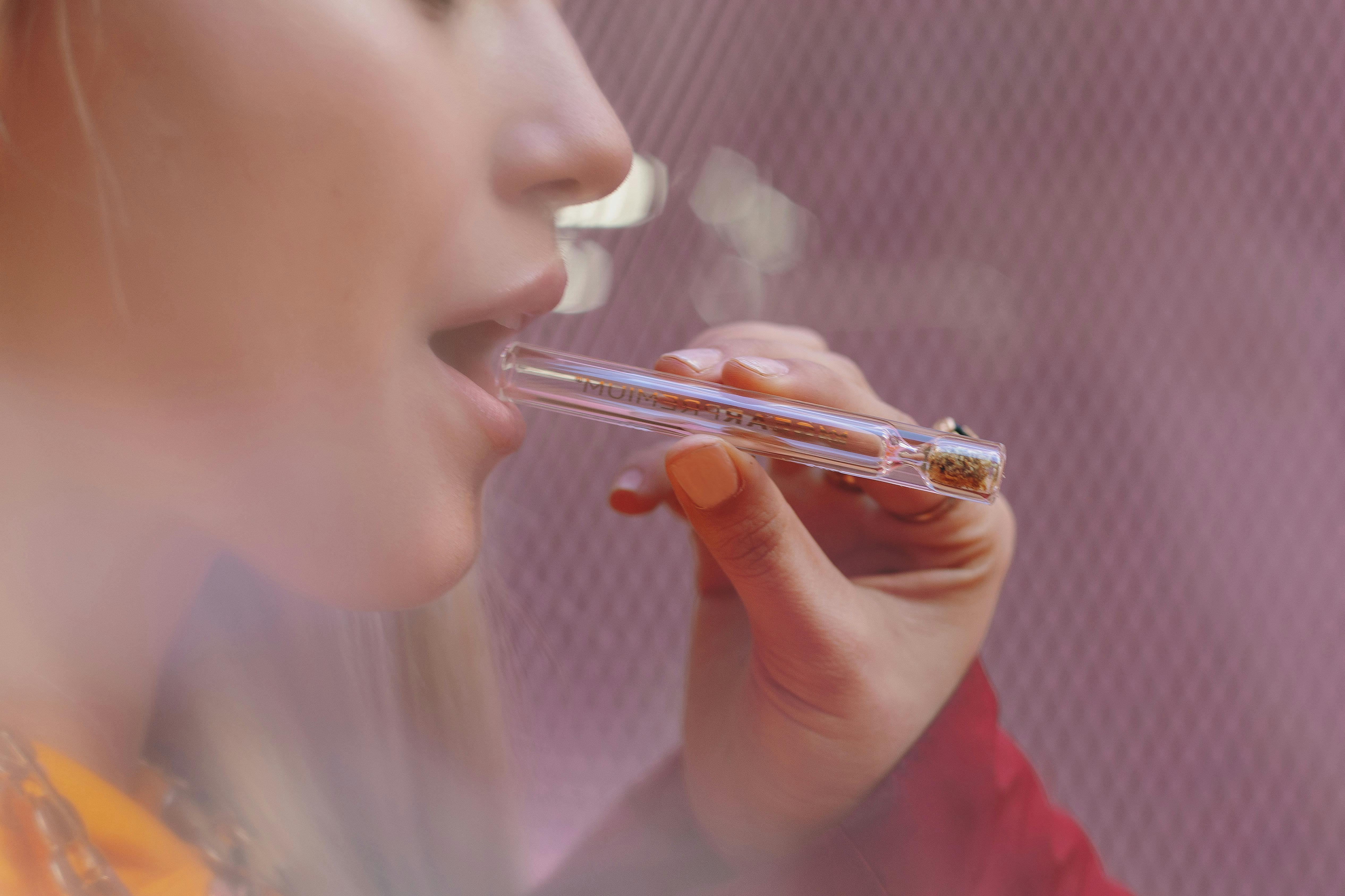 what-is-a-one-hitter-how-to-use-a-one-hitter-to-smoke-cannabis